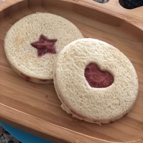 Sándwich con mermelada de fresa