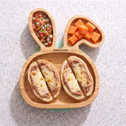 Molletes de frijol con pico de gallo