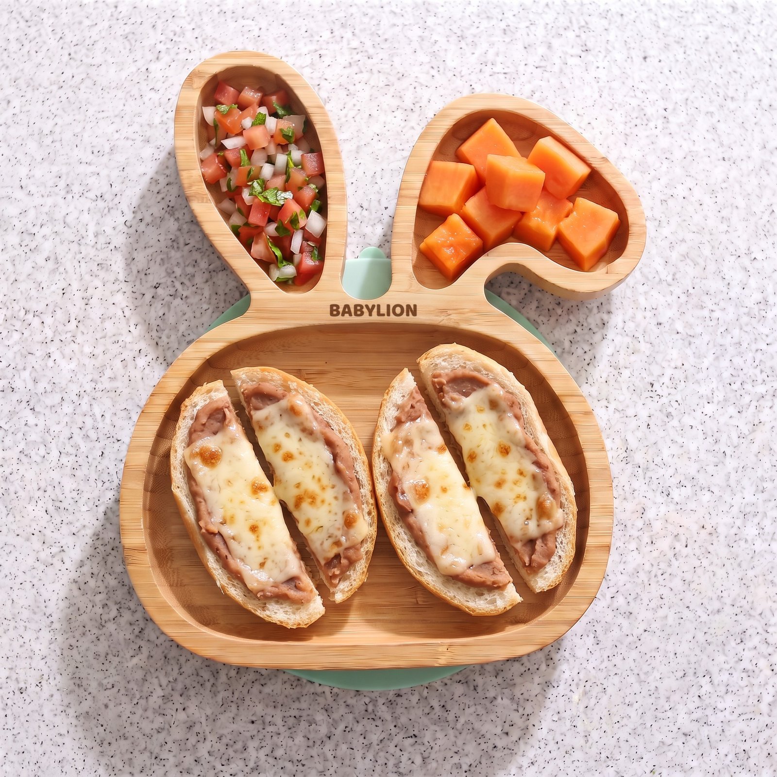 Molletes de frijol con pico de gallo