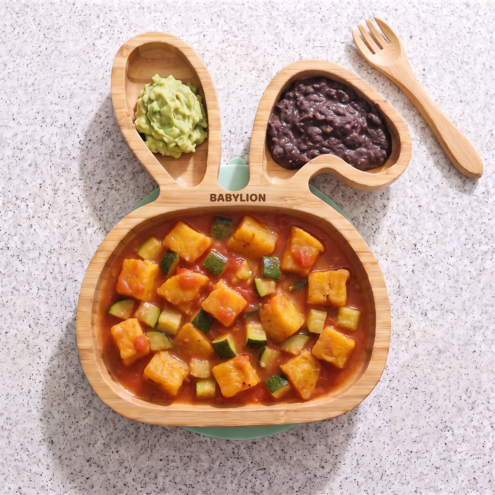Plátano macho guisado con frijoles